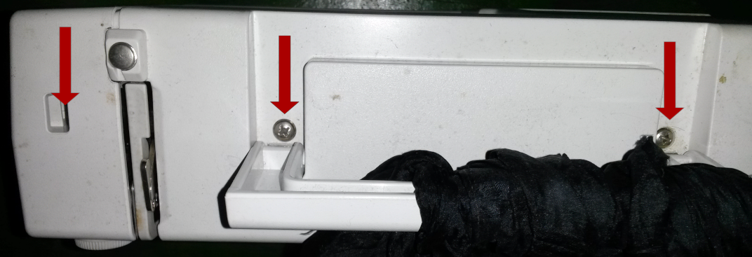 Nähmaschine von oben mit Markierung der zu öffnenden Schrauben
